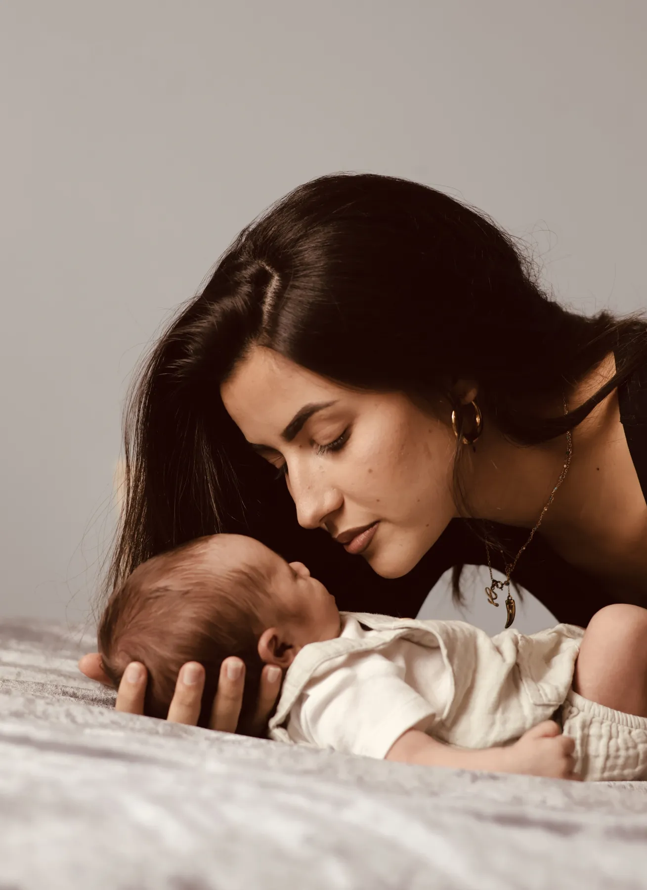 Une jeune maman penchée sur son nouveau-né